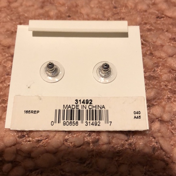 3/20 NWT Trifari post earrings - Picture 2 of 2